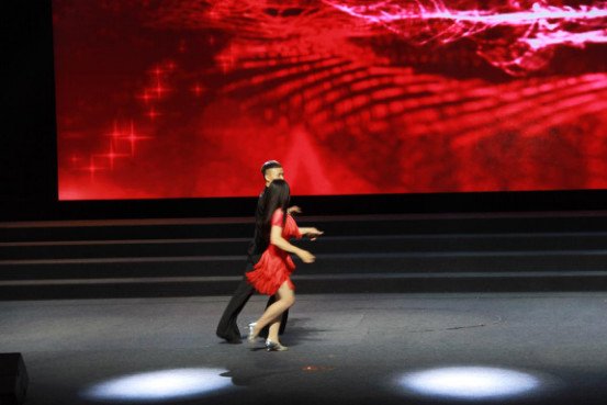 1556078243742198.jpg 集体舞蹈《中国美》拉开了演出序幕