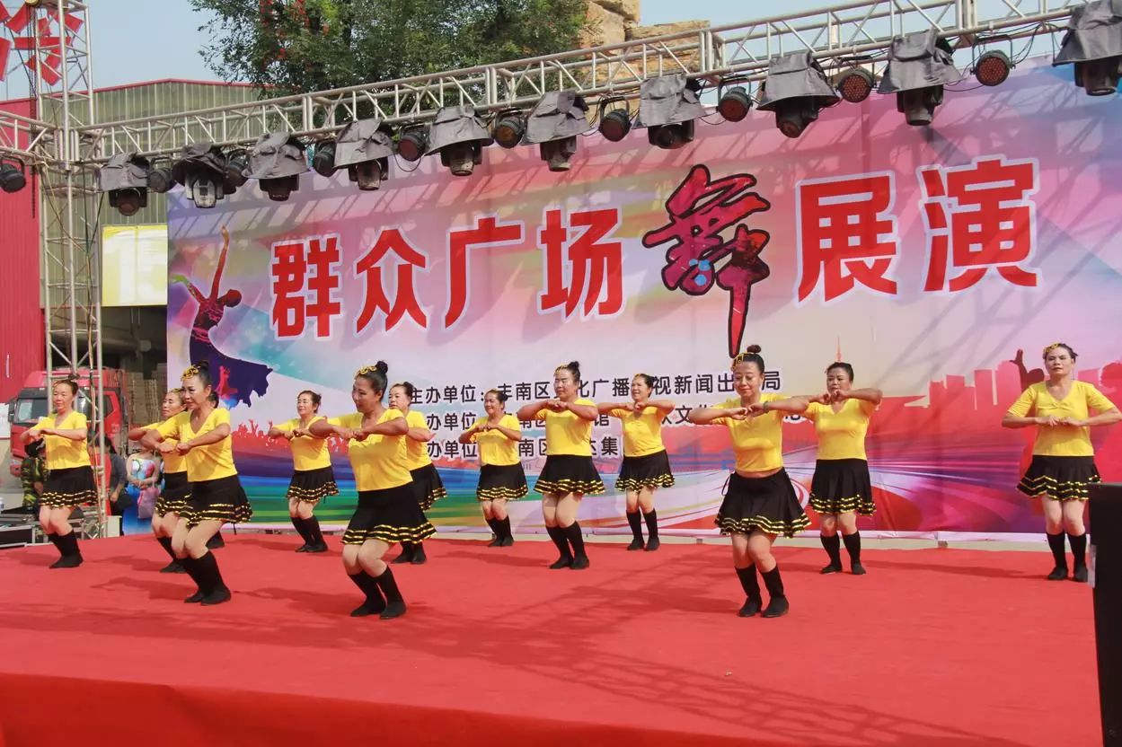 1565680487880005.jpg 城区群众广场舞展演在通达韩国城广场拉